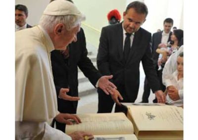 Audiencja u Papieża Benedykta XVI. Papież przyjął Biblię z numerem "1"